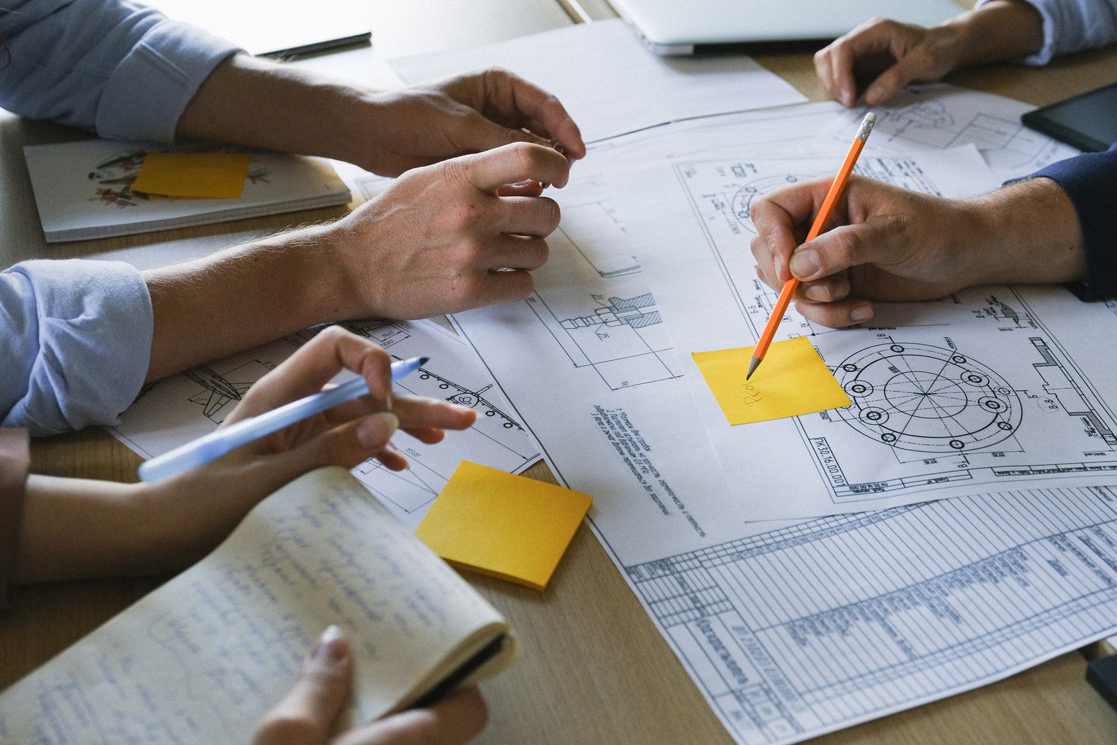Project managers planning a schedule with AI project management tools