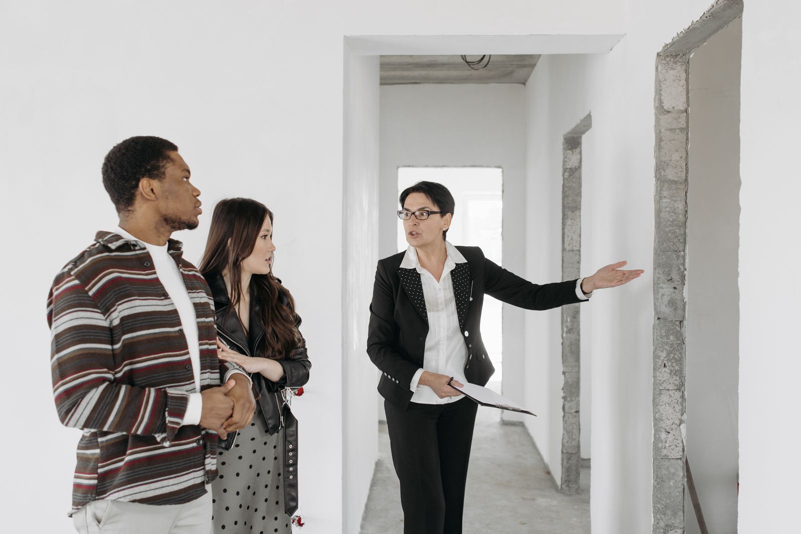 Real estate agent showing a home to buyers using AI for real estate listings
